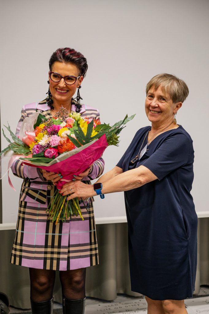 AC2022 Wawa 0 195 - Helen Doron English