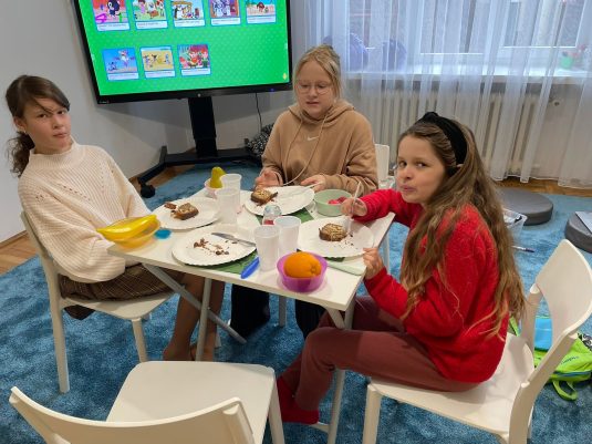 Na naszych lekcjach języka angielskiego w Ząbkach staramy się stwarzać jak najlepsze warunki do nauki, dlatego bardzo staramy sie odwzorować codzienne sytuacje. Tutaj wizyta w restauracji, a przy tym tona słówek z języka angielskiego.