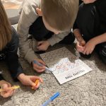 Nauka zegara równiez po angielsku to ważny element drogi językowej każdego kursanta. W Naszej szkole jezykowej Helen Doron Zabki staramy się umilić tę podróż w każdy możliwy sposób.
