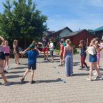 Gry zespołowe to świetna okazja aby poćwiczyć nie tylko język angielski ale również pracę w zespole.