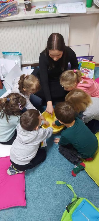 Uruchamiamy zmysły, nasz mózg jest super zadowolony i z chęcią przyjm,uje nową wiedzę. Angielski dla dzieci i młodzieży w Helen Doron Garwolin.