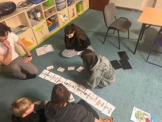 Nauka po za schematami czyli współpraca w obrębie dywanowej przestrzeni. Wykorzystanie ruchu, pomocy edukacyjnych i zmysłów pozwala na lepsze zapamiętywanie językowych treści.