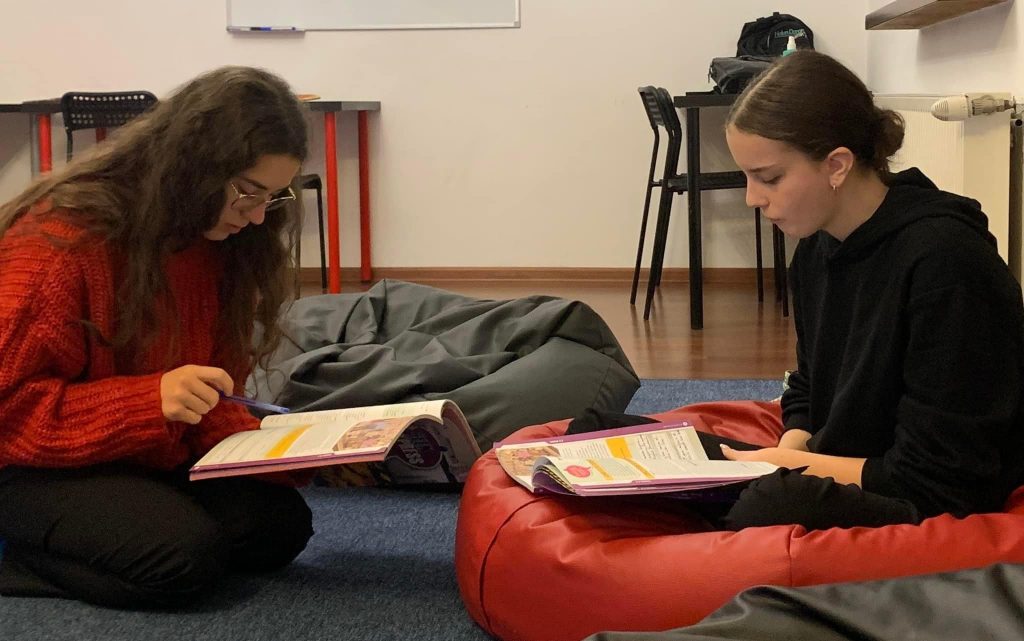Szkoła językowa czy korepetycje w Brzesku? 1 teens 2 1 1 - Helen Doron English