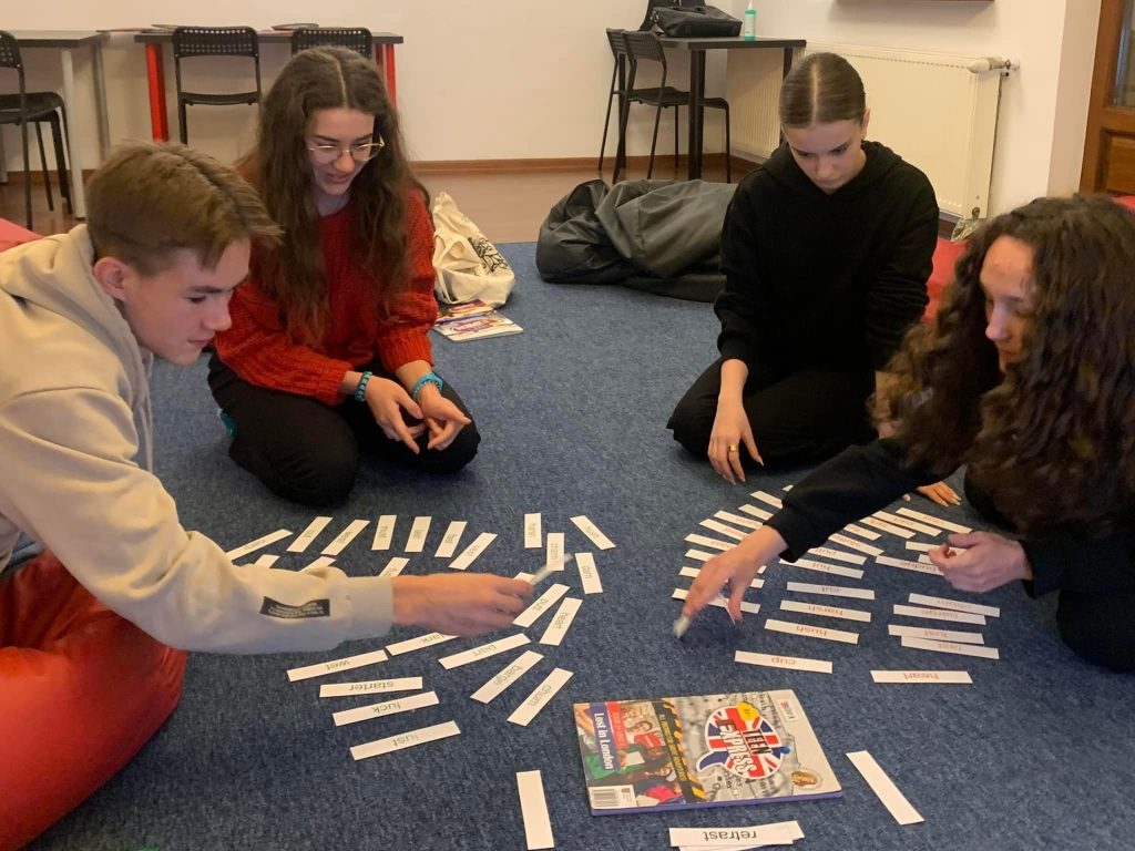 Szkoła językowa czy korepetycje w Brzesku? 3 teens 5 1 1 - Helen Doron English