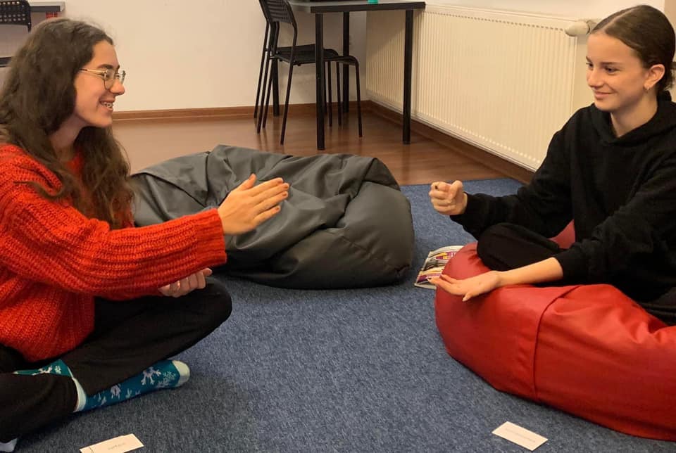 Szkoła językowa czy korepetycje w Brzesku? 4 teens 8 1 1 - Helen Doron English