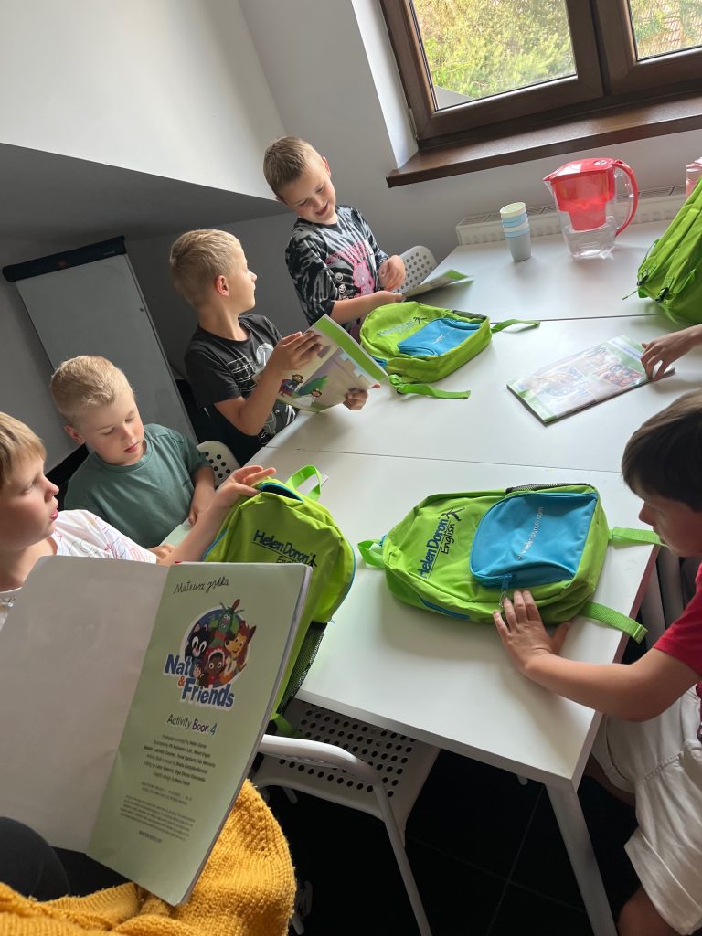 Dlaczego nauka języka angielskiego w grupie metodą Helen Doron Niepołomice jest lepsza od korepetycji indywidualnych? 1 przy stole - Helen Doron English