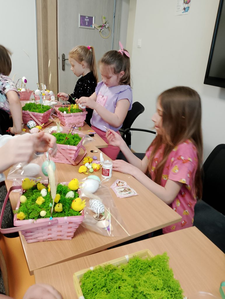 🐣 Relacja z warsztatów wielkanocnych 2026 🐣 40 IMG 20250405 104930 - Helen Doron English