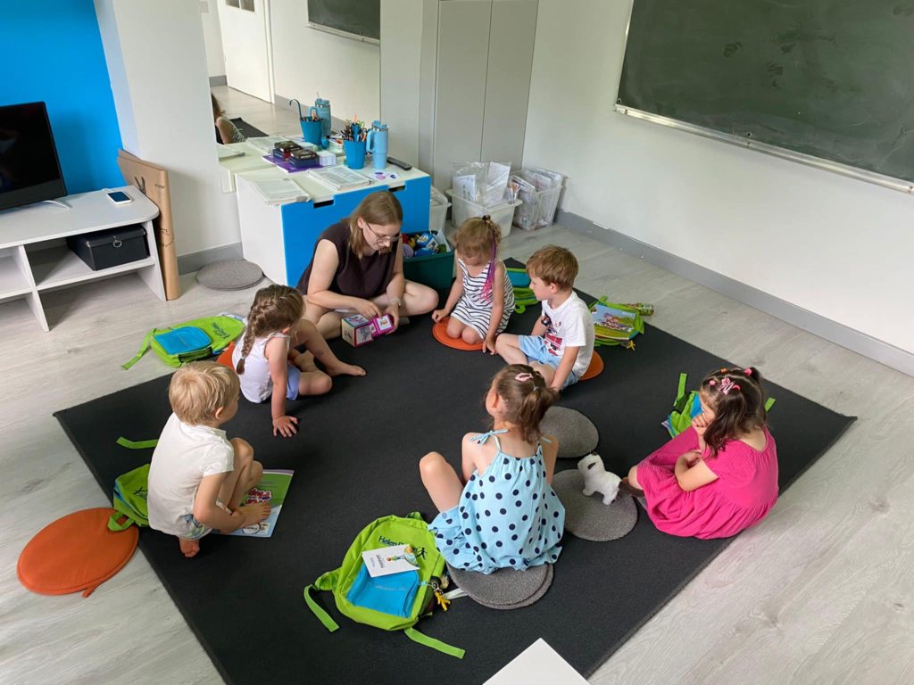Konwersacje po angielsku – jak przełamać barierę mówienia? 1 8d675393 0c17 42fd 86bb 35d0cdd3c4eb 1 - Helen Doron English
