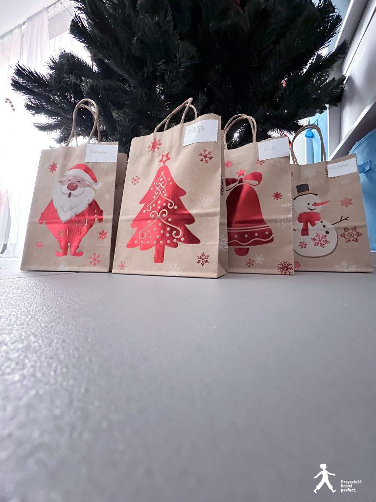 CHRISTMAS FUN 3 594974546 1478107230982707 6717455546107860422 n - Helen Doron English