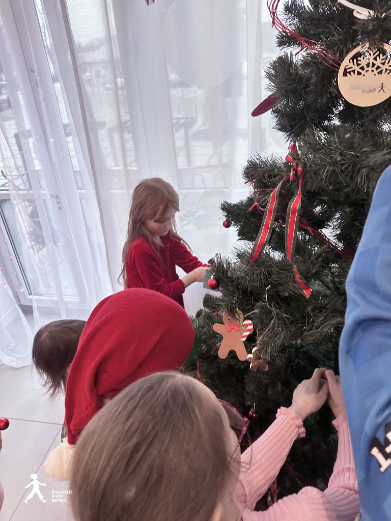 CHRISTMAS FUN 7 596206465 1478112340982196 9015017139119007615 n - Helen Doron English