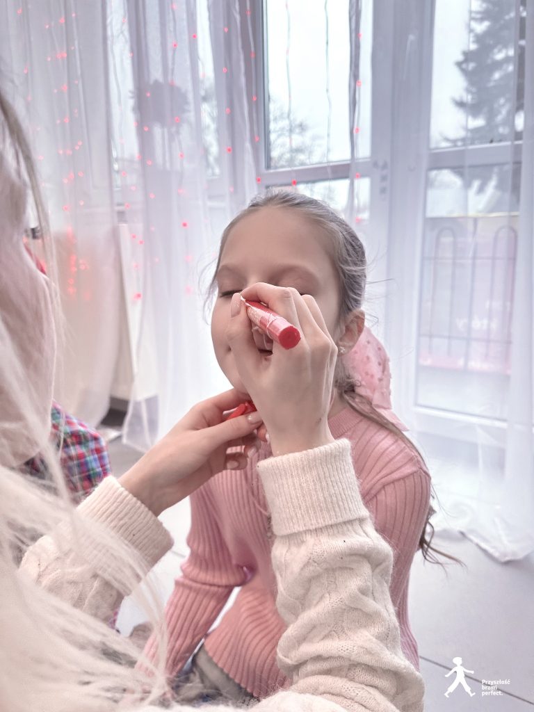 CHRISTMAS FUN 12 597034857 1478109060982524 8923053807996998516 n - Helen Doron English