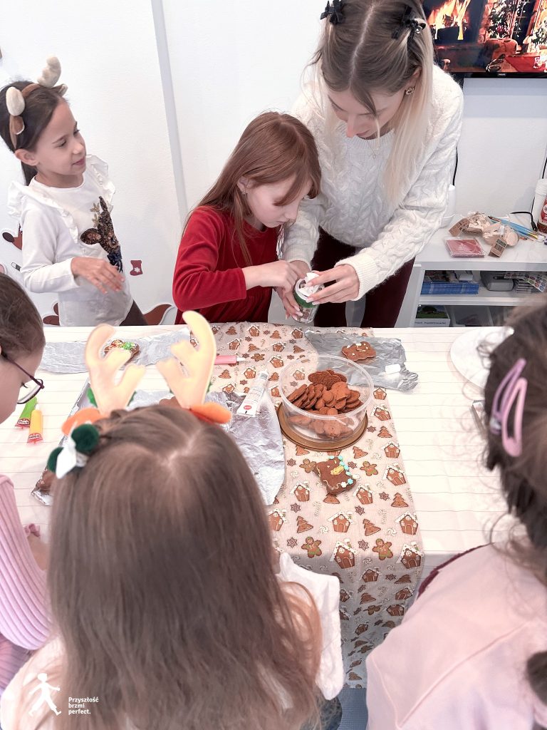 CHRISTMAS FUN 16 597440056 1478107310982699 8028299837973184045 n - Helen Doron English