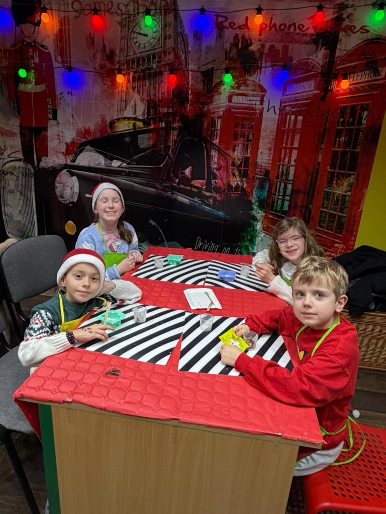 Mikołajkowe Warsztaty w naszej szkole – pełne świątecznej magii! 16 WhatsApp Image 2025 12 07 at 09.48.55 - Helen Doron English
