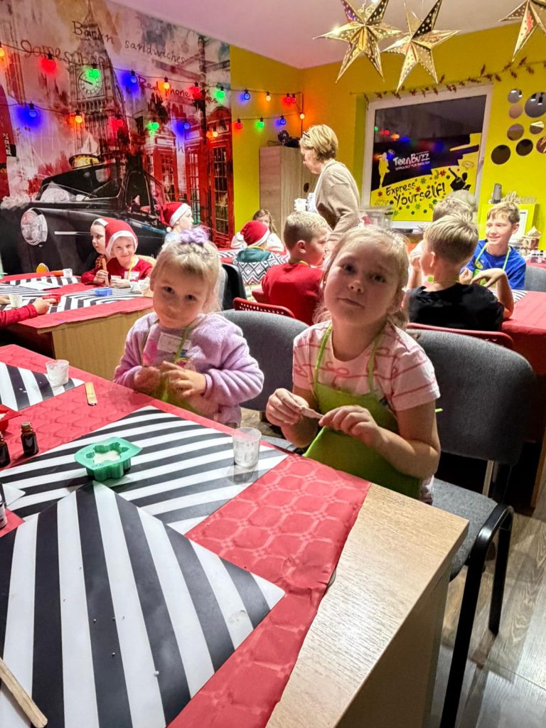Mikołajkowe Warsztaty w naszej szkole – pełne świątecznej magii! 15 WhatsApp Image 2025 12 07 at 09.48.551 - Helen Doron English