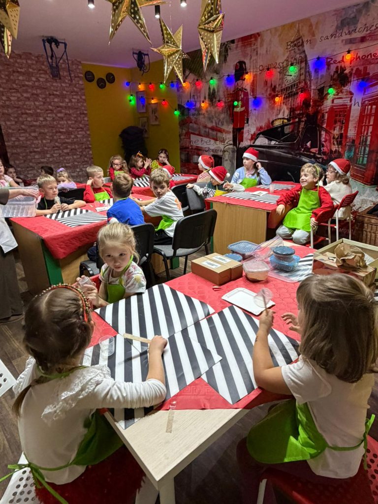 Mikołajkowe Warsztaty w naszej szkole – pełne świątecznej magii! 14 WhatsApp Image 2025 12 07 at 09.48.552 - Helen Doron English