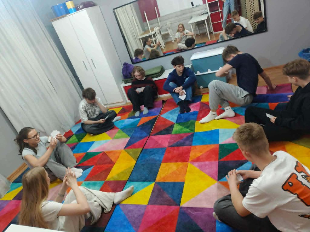 ## Angielski, który rozumie Twój świat – Odkryj kursy Teen English w Helen Doron 2 1J7k4A4G - Helen Doron English