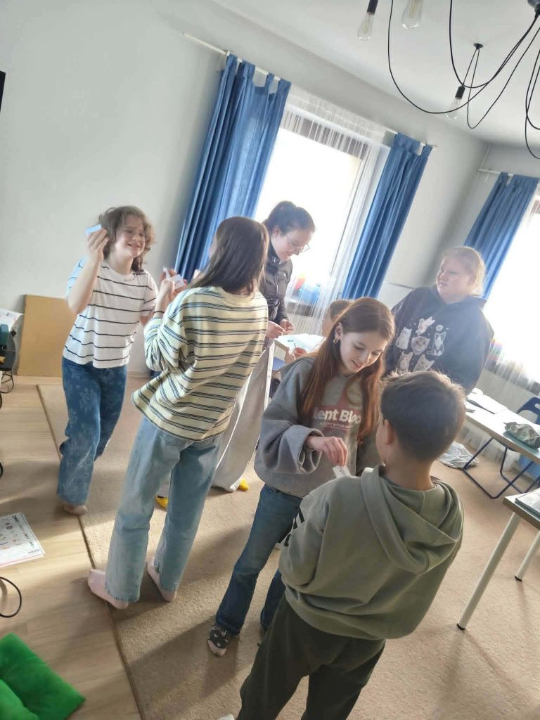 ## Angielski, który rozumie Twój świat – Odkryj kursy Teen English w Helen Doron 15 CzKnb2WO - Helen Doron English