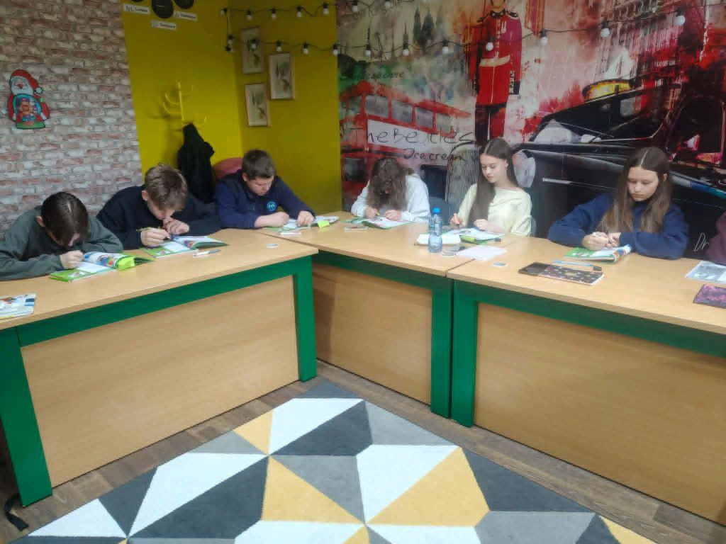 ## Angielski, który rozumie Twój świat – Odkryj kursy Teen English w Helen Doron 23 LASrS1 M 1 - Helen Doron English