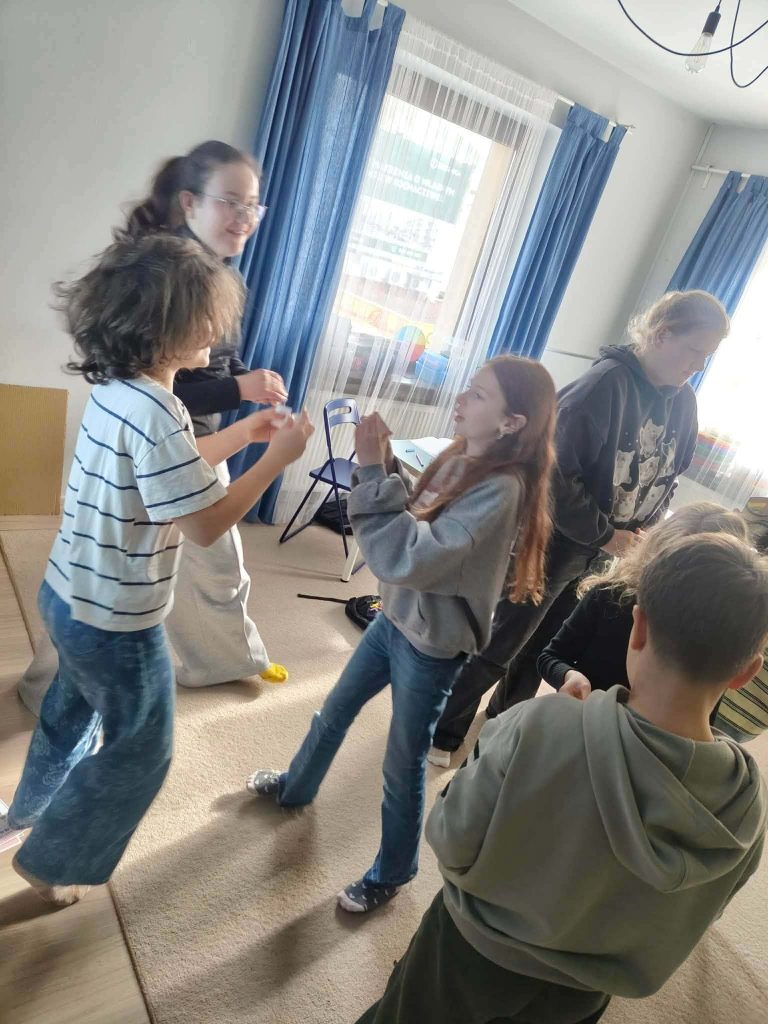 ## Angielski, który rozumie Twój świat – Odkryj kursy Teen English w Helen Doron 17 UN iCrD - Helen Doron English