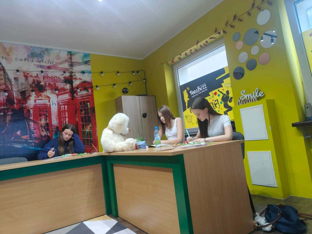 ## Angielski, który rozumie Twój świat – Odkryj kursy Teen English w Helen Doron 33 b7Qjam9 1 1 - Helen Doron English
