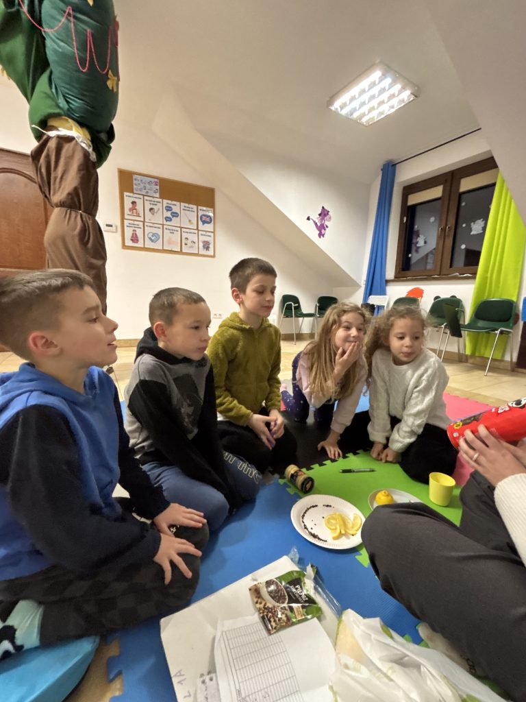 Najlepsza szkoła angielskiego w Niepołomicach? Sprawdź, na co zwracają uwagę rodzice przed wyborem kursu dla dziecka 3 mala grupa - Helen Doron English